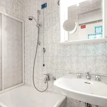 Apartment With Private Parking & Shared Pool! *
