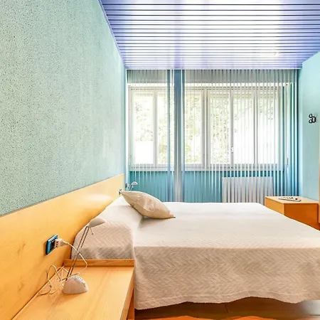 With Private Parking & Shared Pool! Apartment *