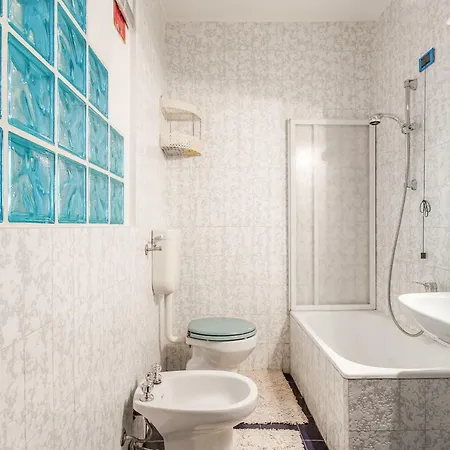 With Private Parking & Shared Pool! Apartment